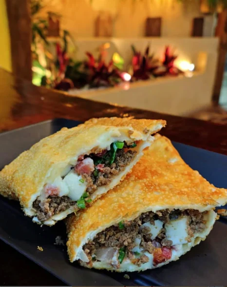 Pastéis da Branca Roma, montados na hora com ingredientes frescos e massa sequinha